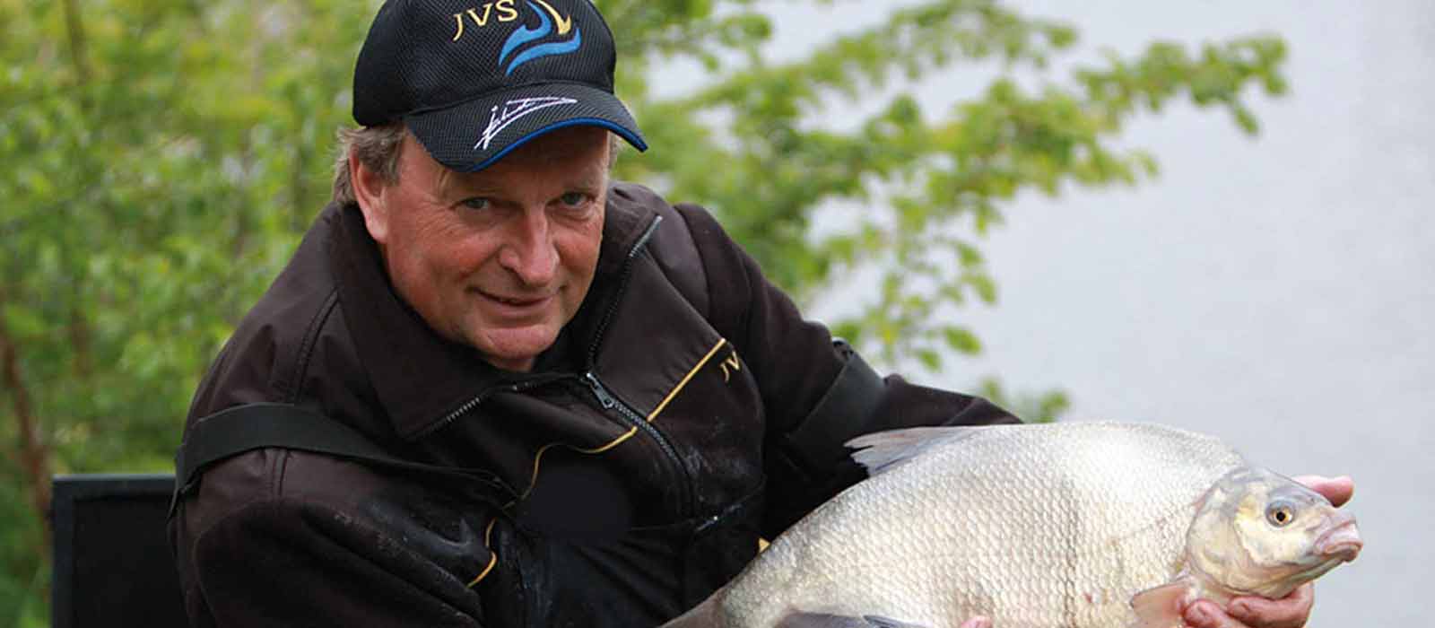 Jan van schendel met een dikke brasem