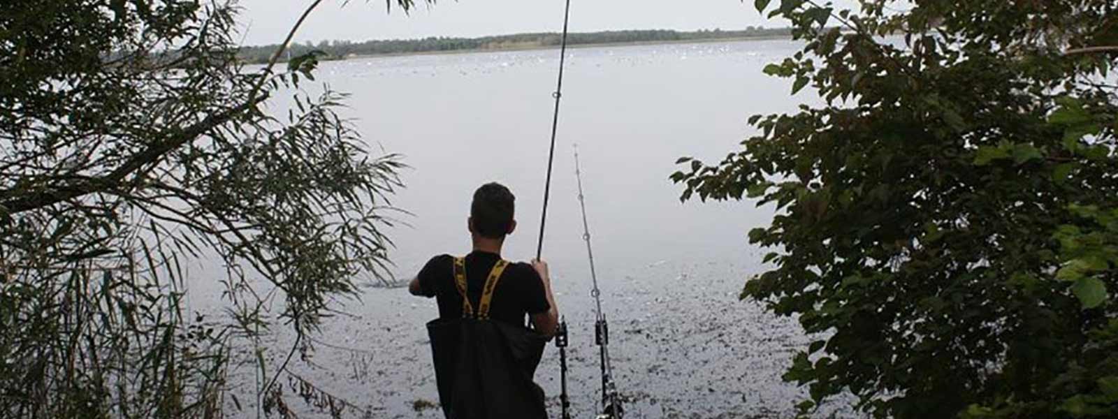 Doordat er veel wier is aan de kant, ben ik met mijn waadpak het water ingelopen. Waadpak vissen
