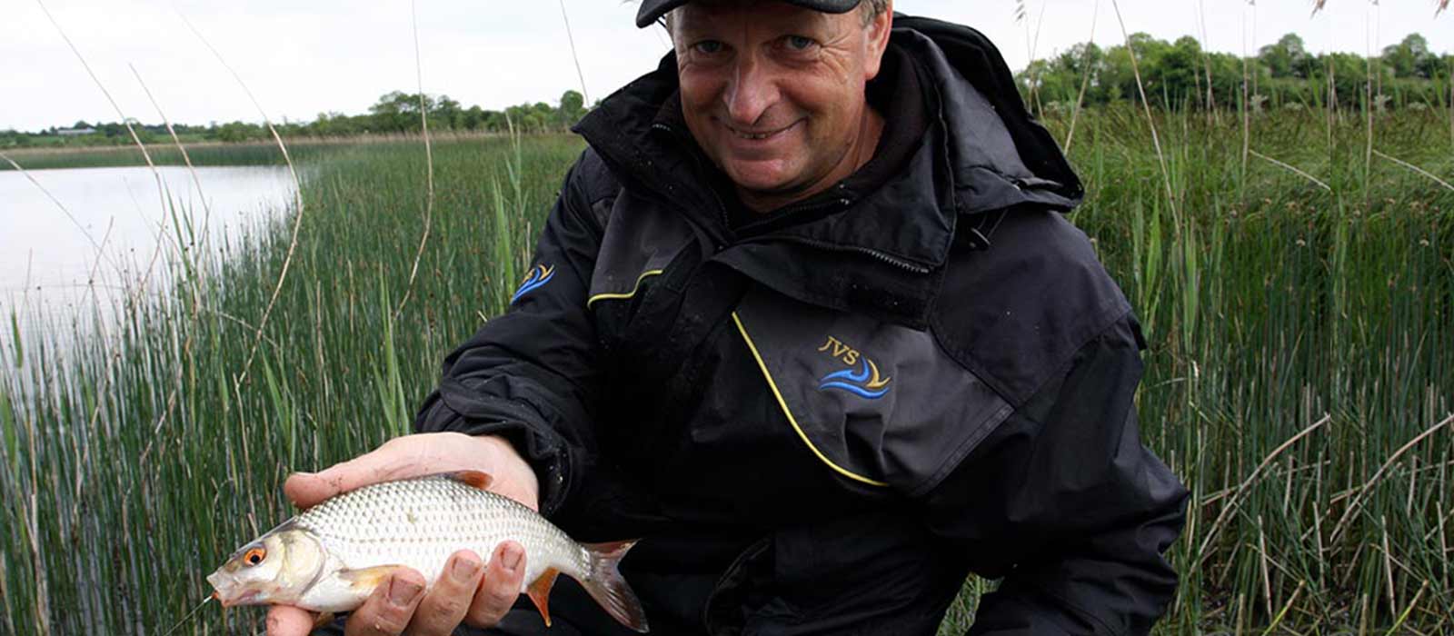 Jan van schendel met een voorn vangst